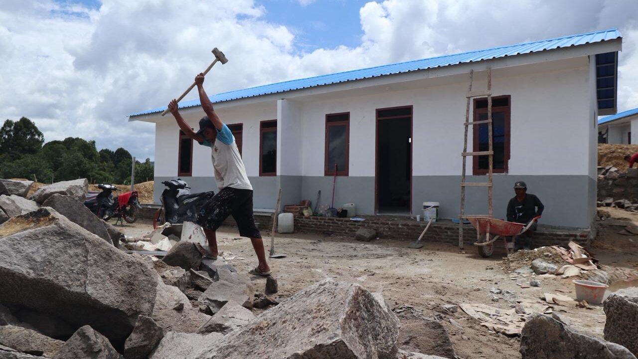Suasana lokasi pembangunan kawasan permukiman baru yang dipersiapkan oleh BNPB dan pemerintah daerah untuk merelokasi warga terdampak bencana alam.