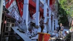 Suasana reruntuhan bangunan akibat guncangan keras gempa bumi tektonik bermagnitudo 7,6 yang berpusat di tenggara Kota Bitung, Sulawesi Utara.