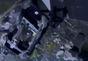 Tangkapan layar dari video amatir warga yang memperlihatkan kondisi kediaman di Desa Lingkonong usai perabotan dan elektroniknya rusak tersambar petir.