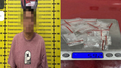 Tersangka kasus kepemilikan dan peredaran narkotika jenis sabu beserta barang bukti saat diamankan oleh jajaran Satresnarkoba Polres Ketapang.