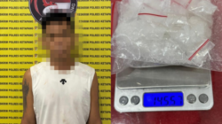 Tersangka pengedar narkotika beserta barang bukti sabu seberat 145,57 gram saat diamankan di Mapolres Ketapang guna proses penyidikan lebih lanjut.