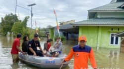 Tim BPBD Kota Bengkulu mengerahkan perahu karet untuk membantu warga saat banjir melanda sejumlah kecamatan, pada Senin (6/4). Saat ini banjir berangsur surut meskipun demikian tim BPBD masih bersiaga memantau kondisi air. (Dok. BPBD Kota Bengkulu)