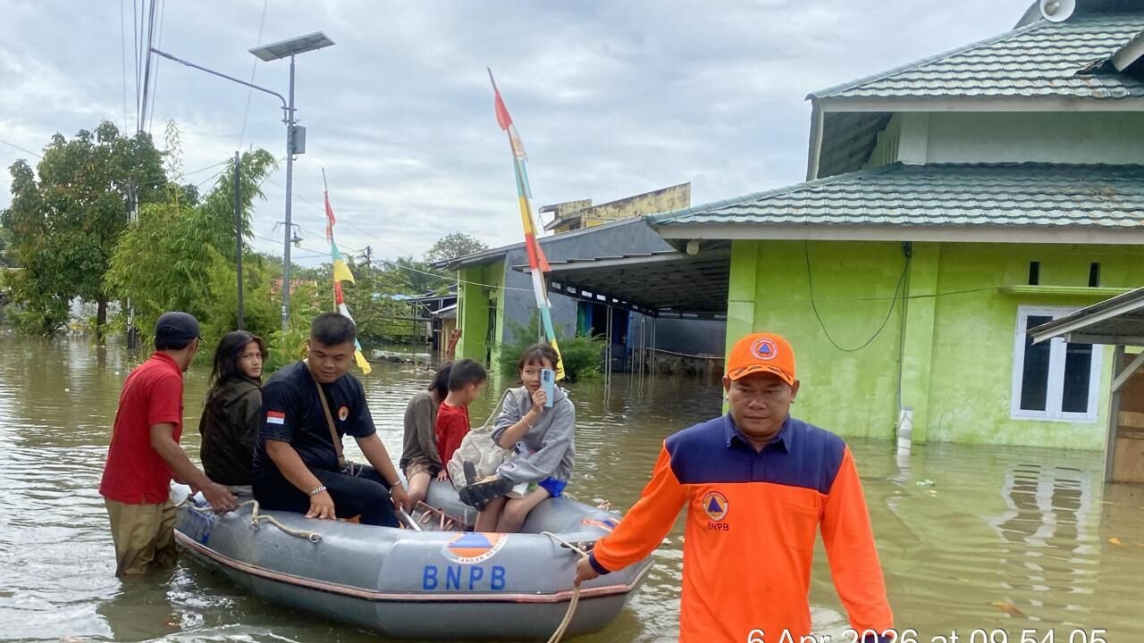 Tim BPBD Kota Bengkulu mengerahkan perahu karet untuk membantu warga saat banjir melanda sejumlah kecamatan, pada Senin (6/4). Saat ini banjir berangsur surut meskipun demikian tim BPBD masih bersiaga memantau kondisi air. (Dok. BPBD Kota Bengkulu)