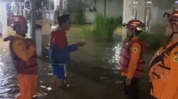 Tim BPBD menurunkan tim reaksi cepat setelah banjir merendam permukiman warga di lima kecamatan dan tujuh desa, di Kabupaten Bogor, Jawa Barat, pada Sabtu (18/4). Sumber foto: BPBD Kab. Bogor