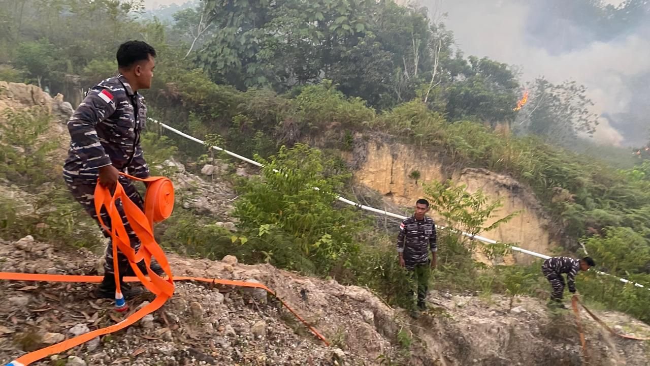 Tim gabungan berupaya memadamkan api pada kebakaran hutan dan lahan (karhutla) yang terjadi di Kelurahan Mansapa, Kecamatan Nunukan Selatan, Kabupaten Nunukan, Kalimantan Utara, pada Sabtu (18/4). Sumber foto: BPBD Kab. Nunukan