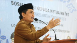 Wakil Wali Kota Pontianak, Bahasan, saat memberikan arahan terkait transparansi dunia pendidikan di hadapan para Ketua RT dan RW se-Kecamatan Pontianak Kota.