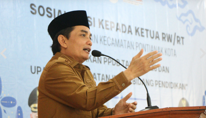 Wakil Wali Kota Pontianak, Bahasan, saat memberikan arahan terkait transparansi dunia pendidikan di hadapan para Ketua RT dan RW se-Kecamatan Pontianak Kota.