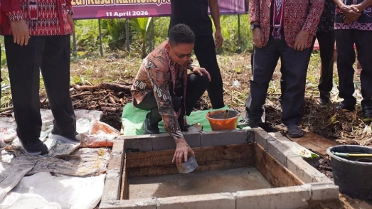 Wali Kota Pontianak Edi Rusdi Kamtono secara simbolis melakukan peletakan batu pertama sebagai tanda dimulainya pembangunan Rumah Radakng Samilik di Pontianak Utara.