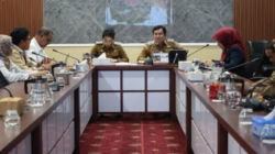 Wali Kota Singkawang Tjhai Chui Mie bersama Wakil Wali Kota Muhammadin saat menerima kunjungan tim Kementerian Lingkungan Hidup guna membahas optimalisasi program persampahan daerah.