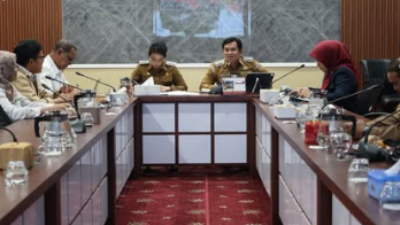 Wali Kota Singkawang Tjhai Chui Mie bersama Wakil Wali Kota Muhammadin saat menerima kunjungan tim Kementerian Lingkungan Hidup guna membahas optimalisasi program persampahan daerah.