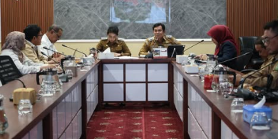 Wali Kota Singkawang Tjhai Chui Mie bersama Wakil Wali Kota Muhammadin saat menerima kunjungan tim Kementerian Lingkungan Hidup guna membahas optimalisasi program persampahan daerah.