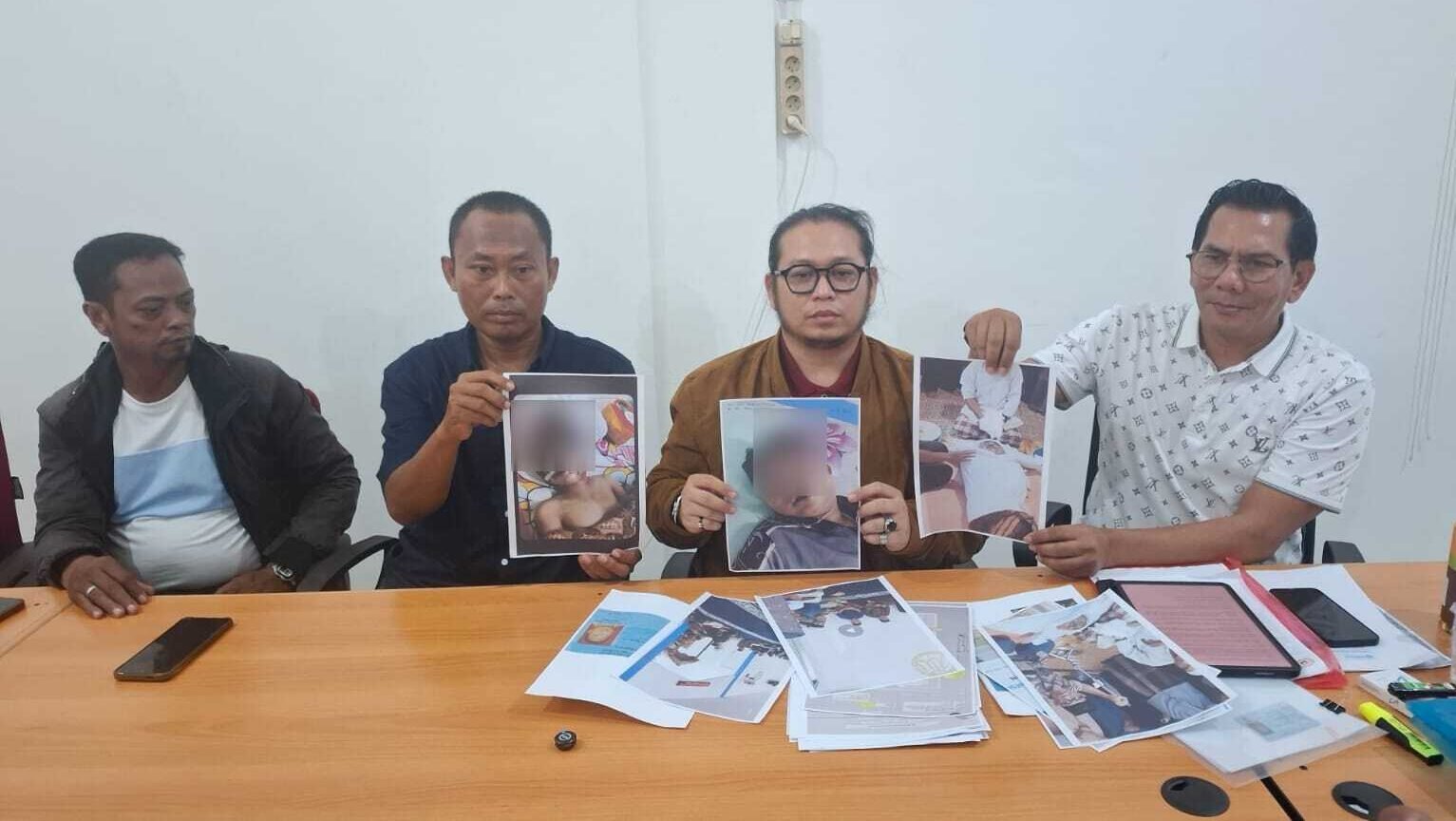 Sejumlah berkas foto yang memperlihatkan indikasi luka lebam pada bagian wajah Irfan Zaki Azizi, santri yang meninggal dunia di salah satu pondok pesantren di Kubu Raya.