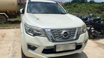 Petugas Satlantas Polres Kubu Raya mengamankan mobil SUV yang terlibat kecelakaan beruntun menabrak satu keluarga di Jalan Trans Kalimantan, Sungai Ambawang, Kabupaten Kubu Raya.