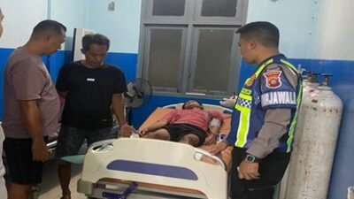 Kondisi korban kecelakaan lalu lintas yang tengah mendapatkan penanganan medis di fasilitas kesehatan. (Dok. Polres Sekadau)