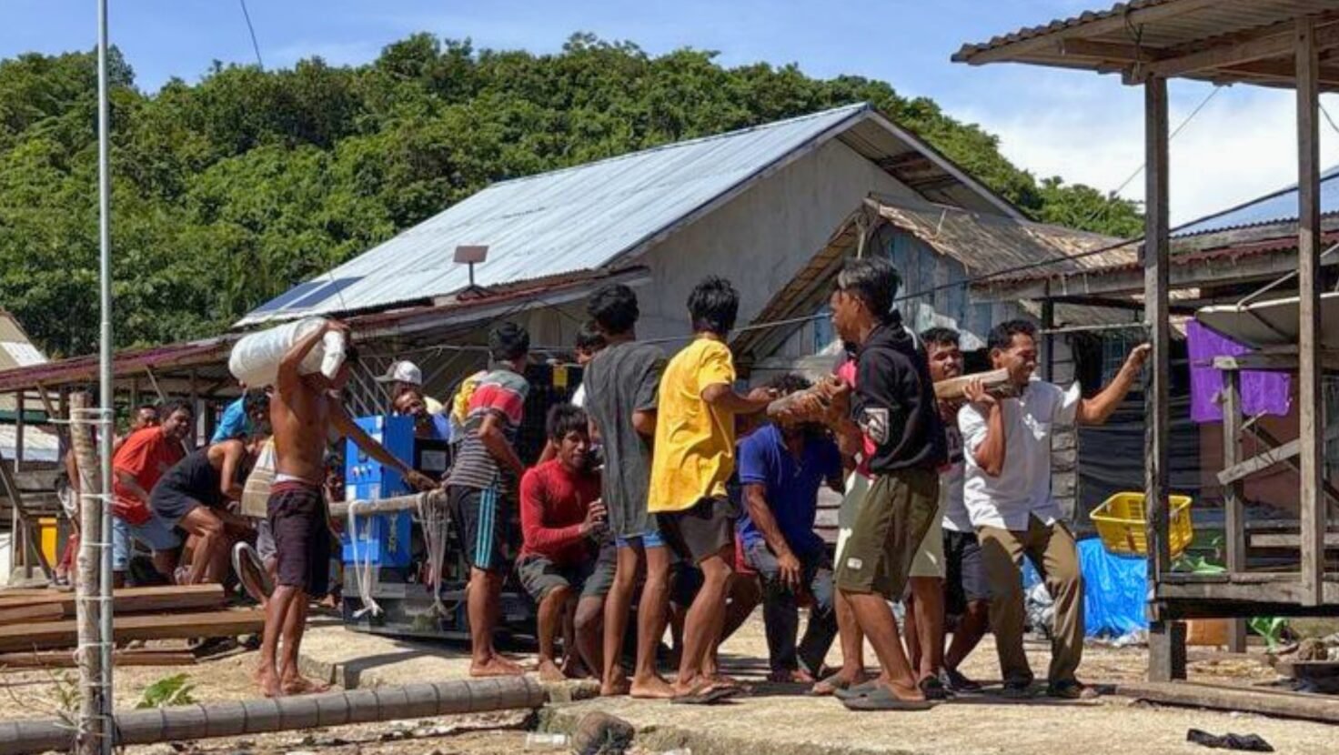 "Setelah berbulan-bulan terpaksa hidup dalam kegelapan akibat rusaknya mesin utama, puluhan kepala keluarga di Pulau Meledang kini kembali menikmati akses listrik yang memadai."