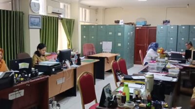 Suasana aktivitas Aparatur Sipil Negara (ASN) di lingkungan Pemerintah Kota Pontianak yang sedang bekerja memberikan pelayanan di kantor. (Dok. HO/Faktakalbar.id)