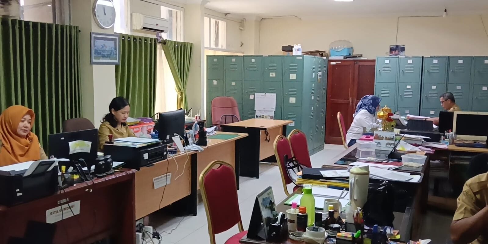 Suasana aktivitas Aparatur Sipil Negara (ASN) di lingkungan Pemerintah Kota Pontianak yang sedang bekerja memberikan pelayanan di kantor. (Dok. HO/Faktakalbar.id)