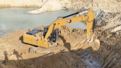 Kondisi kerusakan lingkungan lahan darat yang diduga menjadi lokasi kembali beroperasinya alat berat dalam aktivitas penambangan emas tanpa izin (PETI) pada malam hari di kawasan Tumbang Titi.