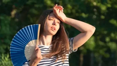 "Merasa gerah dan sumuk sebelum hujan? Simak penjelasan ilmiah mengenai pelepasan panas laten dan kelembapan udara yang membuat suhu meningkat sebelum mendung."