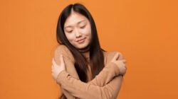 "Rahasia hidup bahagia ternyata dimulai dari dalam. Simak alasan mengapa saat Anda mulai mencintai diri sendiri, energi positif dan cinta dari dunia akan datang menghampiri."