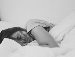 Sulit Tidur atau Malah Tidur Seharian Saat Stres? Ternyata Ini Penyebab Medis dan Psikologisnya