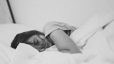 "Kenapa saat sedih ada yang insomnia dan ada yang tidur terus? Kenali alasan medis di balik hormon kortisol hingga mekanisme pelarian diri saat stres."