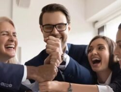 Bikin Ngakak di Tengah Deadline, Ini Alasan Orang dengan Beban Kerja Berat Justru Punya Selera Humor Tinggi