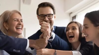 "Bukannya stres, pekerja yang sibuk justru sering bercanda. Simak 5 alasan psikologis kenapa orang dengan beban kerja berat punya selera humor yang tinggi."