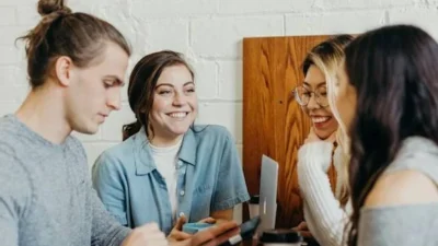 "Mengapa kita sering merasa ilfeel pada teman sekantor atau sekelas? Simak penjelasan psikologis mulai dari hilangnya misteri hingga efek Westermarck yang memengaruhi asmara."