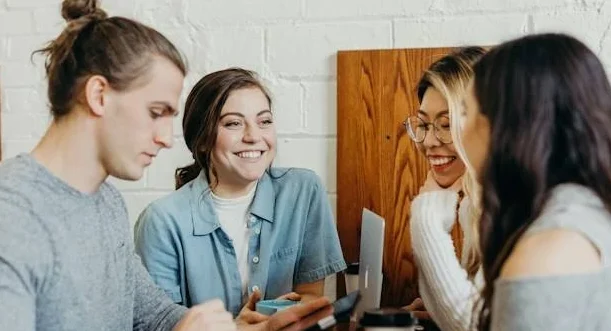 "Mengapa kita sering merasa ilfeel pada teman sekantor atau sekelas? Simak penjelasan psikologis mulai dari hilangnya misteri hingga efek Westermarck yang memengaruhi asmara."