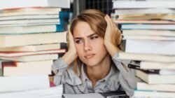 "Sering lupa makan saat sibuk? Cari tahu alasan ilmiah kenapa stres akibat deadline bisa menghilangkan nafsu makan dan cara tubuh merespons tekanan kerja."