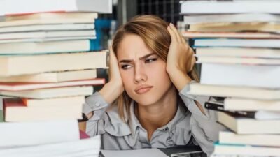 "Sering lupa makan saat sibuk? Cari tahu alasan ilmiah kenapa stres akibat deadline bisa menghilangkan nafsu makan dan cara tubuh merespons tekanan kerja."