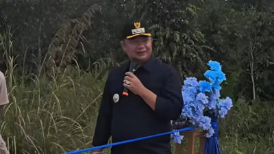 Bupati Ketapang Alexander Wilyo meresmikan jalan Pelang-Batu Tajam hari ini. (Dok. Ist)