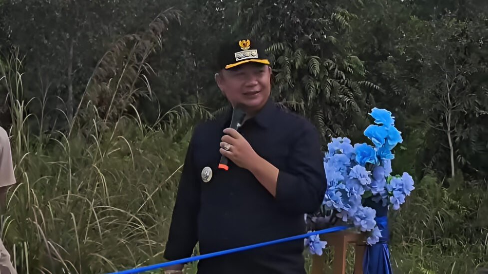 Bupati Ketapang Alexander Wilyo meresmikan jalan Pelang-Batu Tajam hari ini. (Dok. Ist)