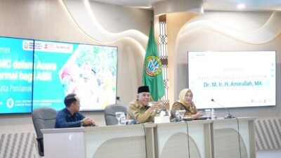 Sekretaris Daerah Kota Pontianak Amirullah memberikan sambutan saat membuka Pelatihan Teknik dan Etika Master of Ceremony (MC) bagi ASN di Aula Sultan Syarif Abdurrahman. (Dok. HO/Faktakalbar.id)