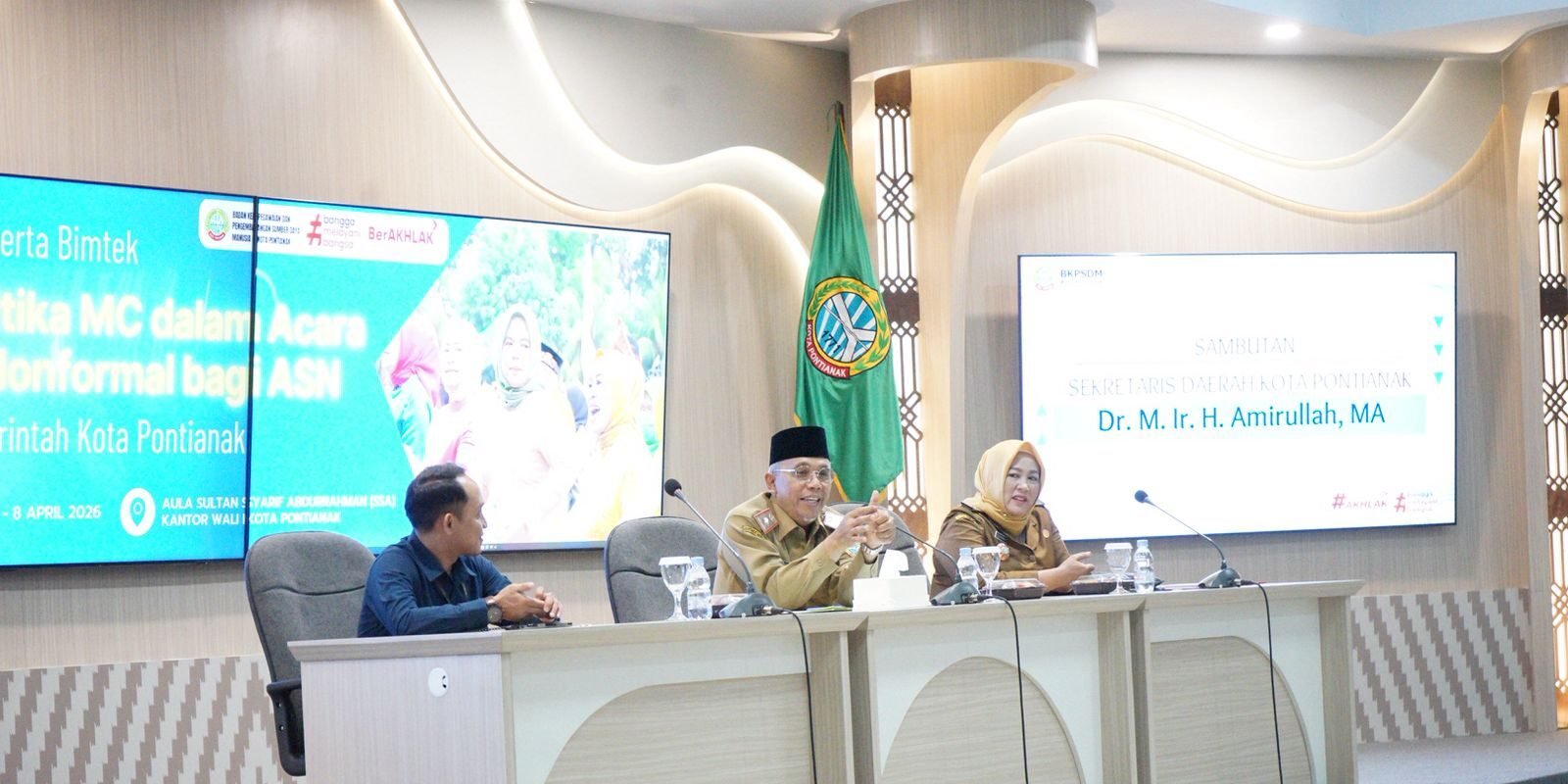 Sekretaris Daerah Kota Pontianak Amirullah memberikan sambutan saat membuka Pelatihan Teknik dan Etika Master of Ceremony (MC) bagi ASN di Aula Sultan Syarif Abdurrahman. (Dok. HO/Faktakalbar.id)