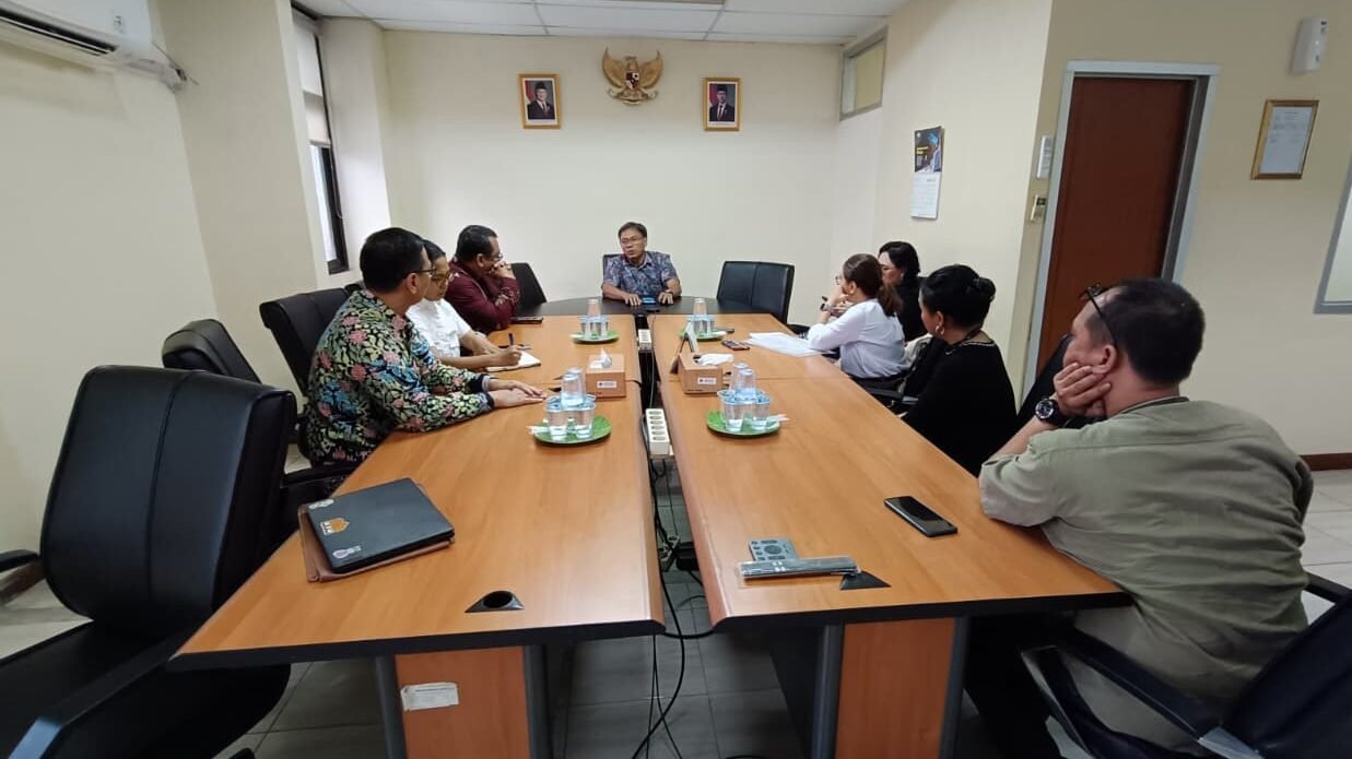 Perwakilan Asosiasi Media Siber Indonesia (AMSI) dan jajaran redaksi Magdalene saat menyampaikan aduan resmi di Gedung Dewan Pers, Jakarta, terkait sensor karya jurnalistik.