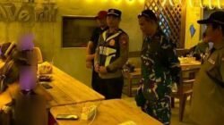 Aparat gabungan Muspika dan Polsek Boyan Tanjung saat mendatangi salah satu kafe malam di Desa Nanga Boyan untuk melakukan pendataan dan penertiban miras.