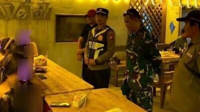Aparat gabungan Muspika dan Polsek Boyan Tanjung saat mendatangi salah satu kafe malam di Desa Nanga Boyan untuk melakukan pendataan dan penertiban miras.