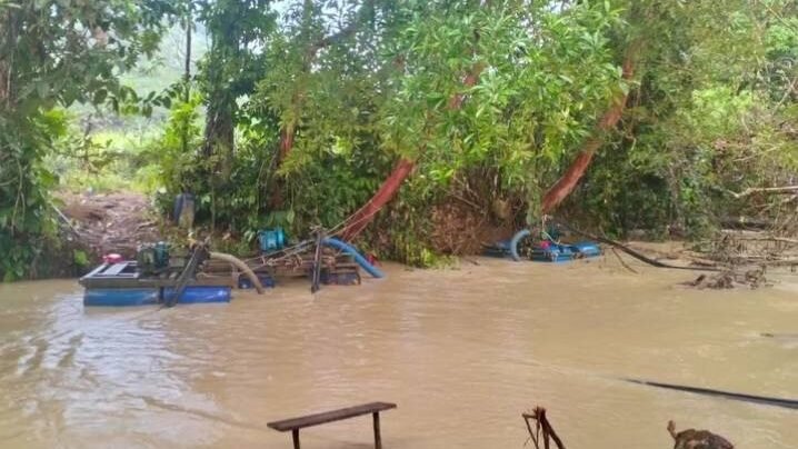 Mesin tambang emas ilegal yang ditemukan di kawasan aliran Sungai Botan Akek.