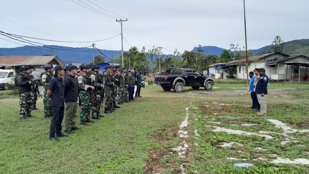 Personel gabungan TNI-Polri dan Satpol PP saat melaksanakan apel persiapan sebelum menggelar razia penyisiran penyakit masyarakat di Distrik Oksibil.