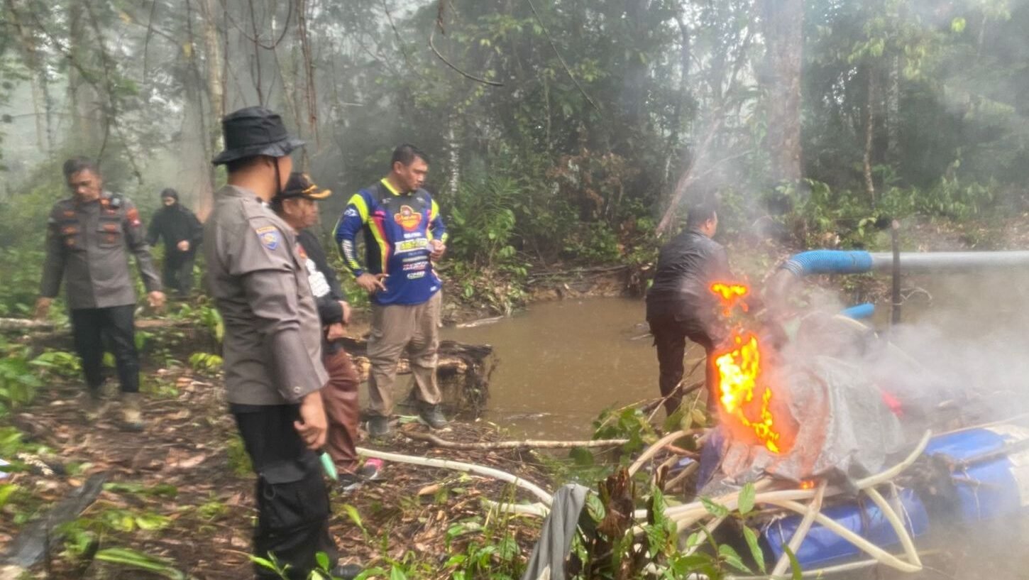 Aparat gabungan memusnahkan mesin pertambangan emas ilegal dengan cara dirusak dan dibakar saat operasi penertiban di Desa Janjang, Kecamatan Tayan Hulu.