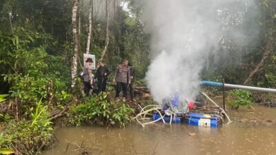 Aparat gabungan dari unsur TNI, Polri, dan pemerintah kecamatan saat memusnahkan mesin pertambangan dengan cara dibakar di lokasi kejadian.