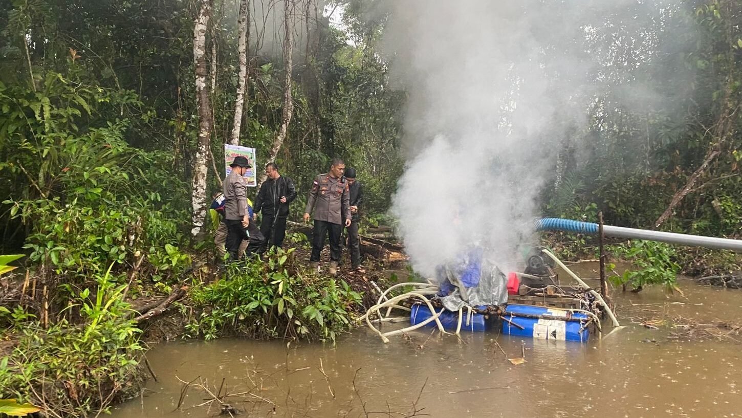Aparat gabungan dari unsur TNI, Polri, dan pemerintah kecamatan saat memusnahkan mesin pertambangan dengan cara dibakar di lokasi kejadian.