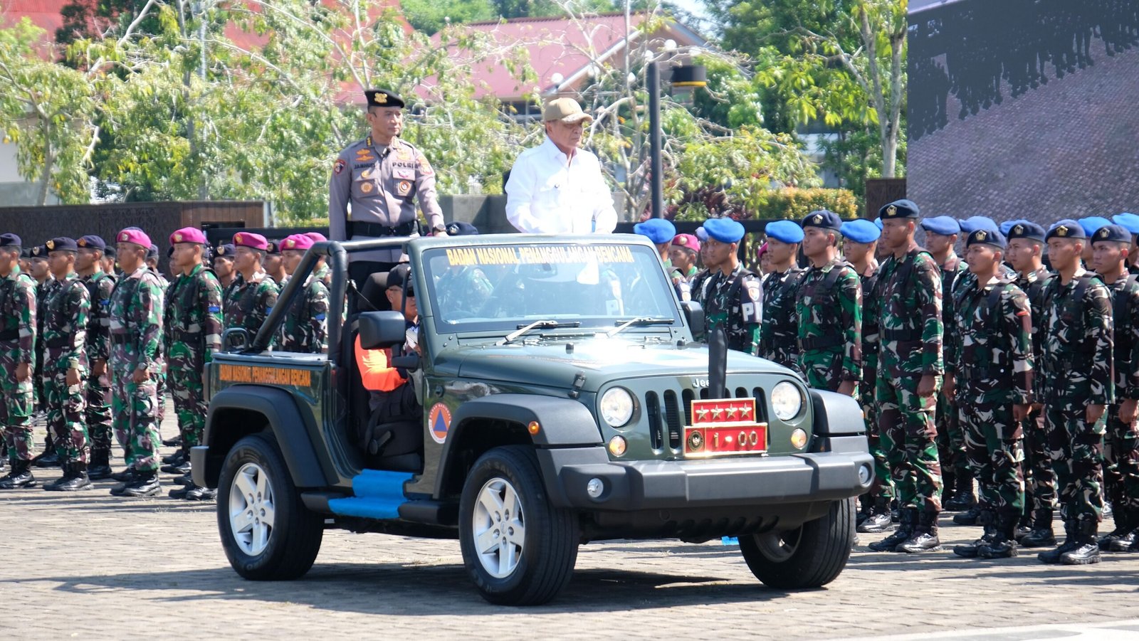Menteri Koordinator Bidang Politik dan Keamanan memimpin langsung Apel Kesiapsiagaan Penanggulangan Bencana Karhutla di halaman Kantor Gubernur Kalimantan Barat guna mengantisipasi musim kemarau 2026.