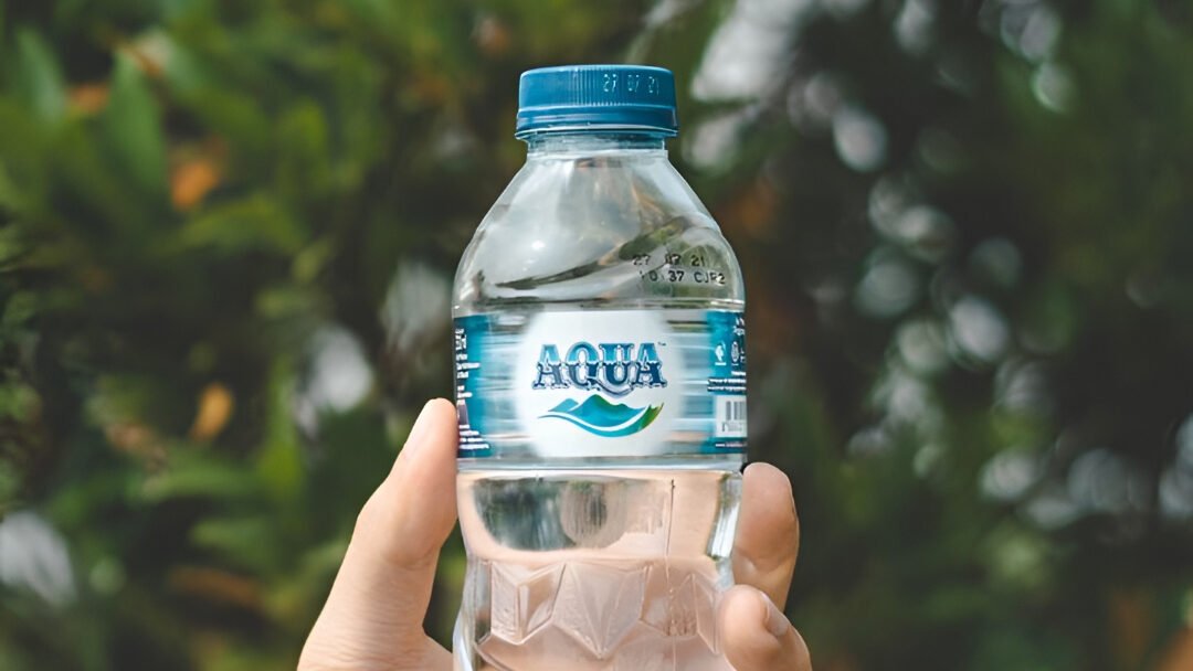 Ilustrasi - Cek daftar air kemasan paling populer di Asia tahun 2026. Aqua dari Indonesia bersaing ketat dengan Nongfu Spring dan Bisleri dalam pasar AMDK. (Dok. Ist)