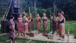 "Menelusuri sejarah dan asal muasal suku Dayak desa di Kalimantan Barat. Kenali keunikan tradisi kain Pantang, bahasa, hingga ritual adat pelindung masyarakat."