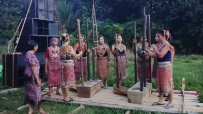 "Menelusuri sejarah dan asal muasal suku Dayak desa di Kalimantan Barat. Kenali keunikan tradisi kain Pantang, bahasa, hingga ritual adat pelindung masyarakat."