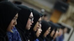 Deretan Aparatur Sipil Negara (ASN) perempuan di lingkungan Pemerintah Kota Pontianak yang mengenakan seragam batik Korpri tengah mengikuti kegiatan resmi kepemerintahan. (Dok. HO/Faktakalbar.id)