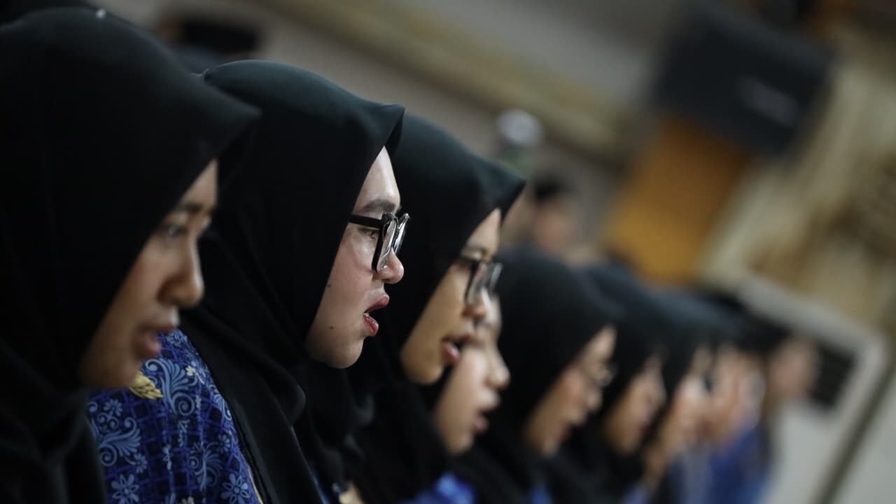 Deretan Aparatur Sipil Negara (ASN) perempuan di lingkungan Pemerintah Kota Pontianak yang mengenakan seragam batik Korpri tengah mengikuti kegiatan resmi kepemerintahan. (Dok. HO/Faktakalbar.id)